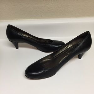 Arturo Chiang black dress pumps